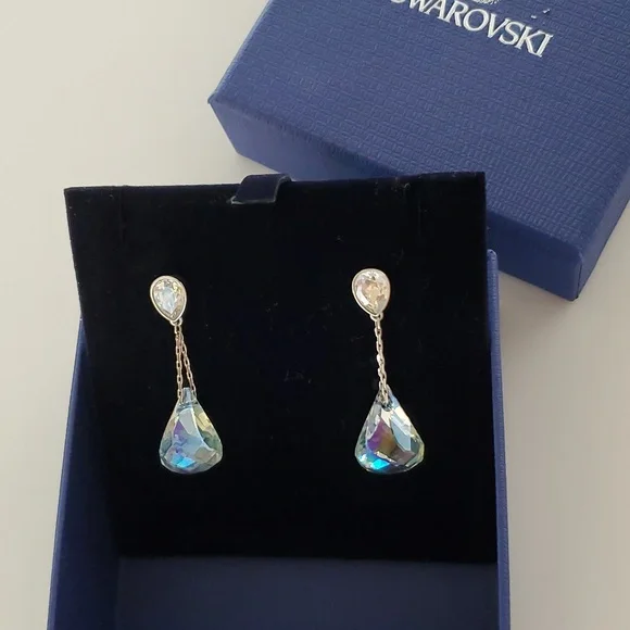 Swarovski Azore Moonlight ピアス Swarovski Azore Moonlight ピアス